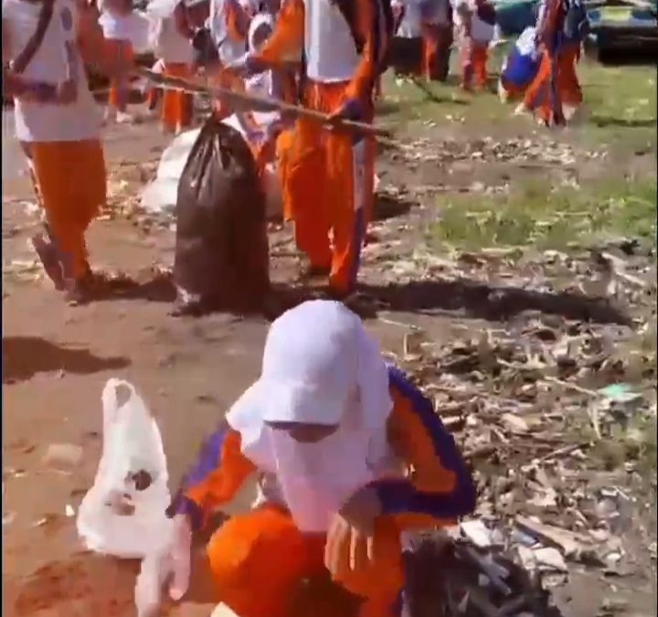 Ribuan Siswa & Guru Muhammadiyah Antusias Bersih-bersih Pantai Teluk Penyu Cilacap