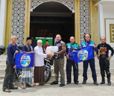 Komunitas GW250 Inazuma Rider Bantu Sarung dan Mukena Masjid Al Amin