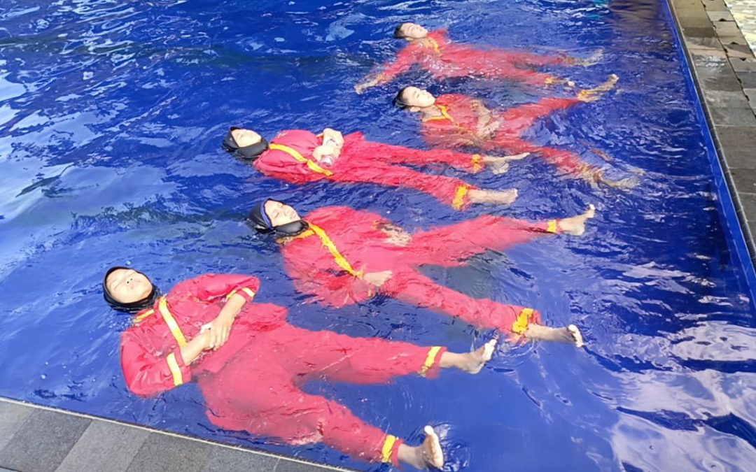 120 Pesilat Tapak Suci SMPN 1 Nusawungu Latih Teknik Ketenangan di Air