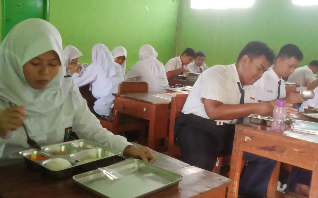MBG Perdana SMP Mutu Plus Cilacap, Anak-anak Antusias Makan Siang