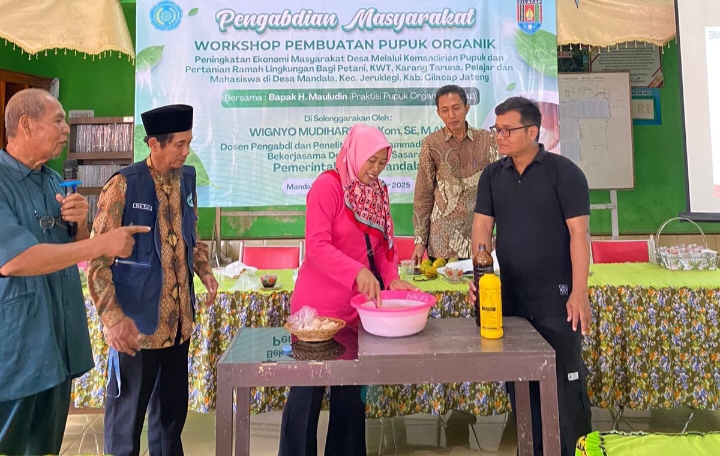 STIE Muhammadiyah Cilacap Gelar Pelatihan Pembuatan POC dan ZPT di Desa Mandala