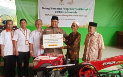 Sinergi Baznas & Lazismu Cilacap, Berikan Traktor Bajak Sawah untuk Petani Wanareja