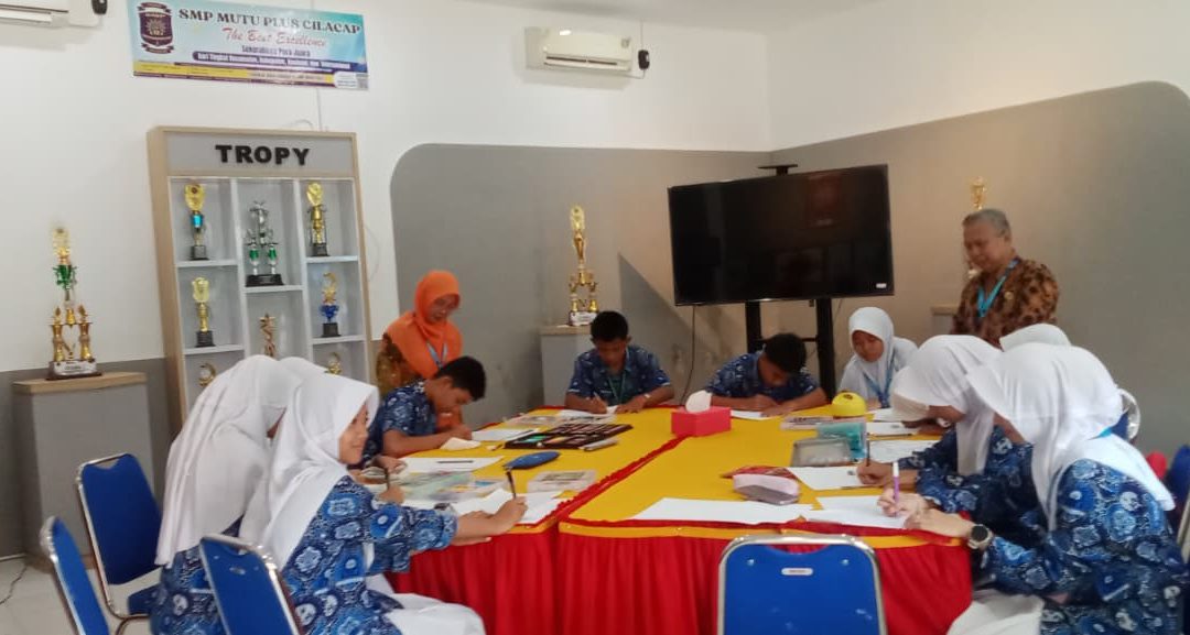 Hari Batik Nasional, Ratusan Siswa SMP Mutu Plus Cilacap Menggambar Motif Batik