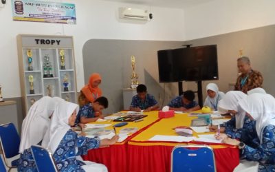 Hari Batik Nasional, Ratusan Siswa SMP Mutu Plus Cilacap Menggambar Motif Batik